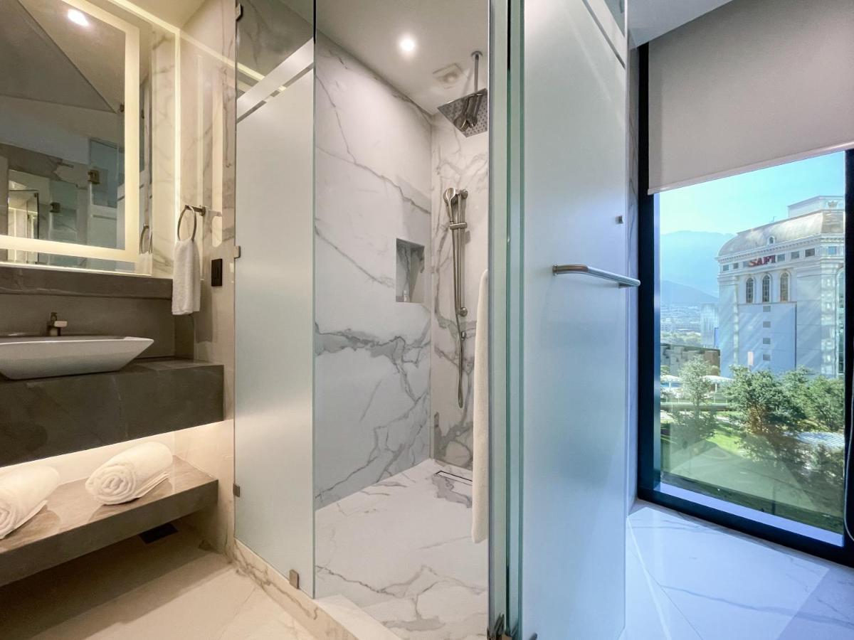 فندق Safi Royal Luxury Metropolitan San Pedro Garza Garcia المظهر الخارجي الصورة A shower enclosure in a hotel bathroom